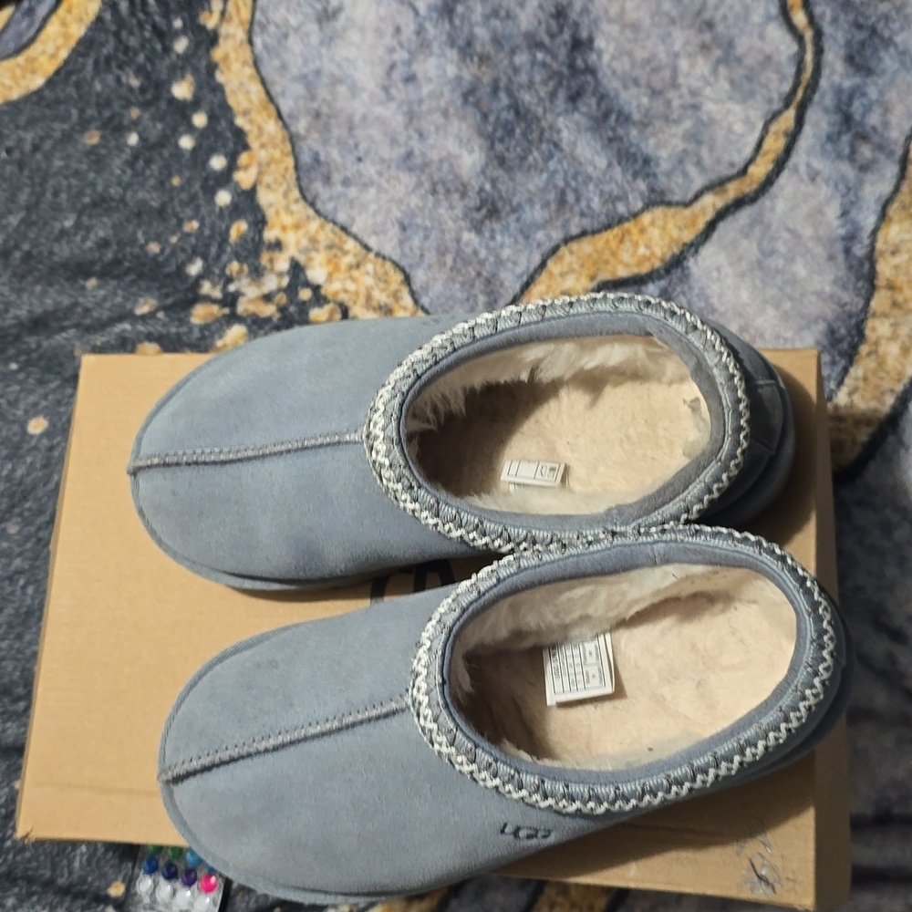 Ugg size 7 in woman
